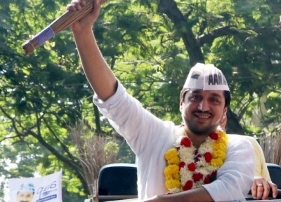 Goa AAP offers cake to defector MLAs; launches clean politics campaign Goa AAP offers cake to defector MLAs; launches clean politics campaign