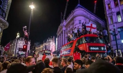 Fans break into scuffle after Euro 2020 final Fans break into scuffle after Euro 2020 final