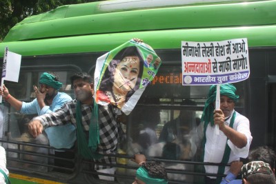 IYC protests against Lekhi for calling farmers 'mawalis', demands apology IYC protests against Lekhi for calling farmers 'mawalis', demands apology