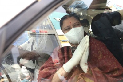 Sasikala visits ailing AIADMK leader Madhusudhanan in hospital Sasikala visits ailing AIADMK leader Madhusudhanan in hospital