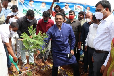 Andhra minister inaugurates O2 plant funded by Sonu Sood
