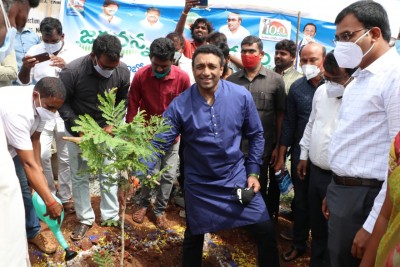 Andhra minister inaugurates O2 plant funded by Sonu Sood Andhra minister inaugurates O2 plant funded by Sonu Sood