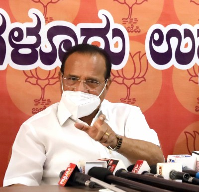 Ex-Union Minister Gowda greeted by 'our future CM' slogans in Bengaluru Ex-Union Minister Gowda greeted by 'our future CM' slogans in Bengaluru