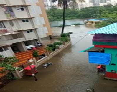 Heavy rains pound Mumbai, local trains hit Heavy rains pound Mumbai, local trains hit