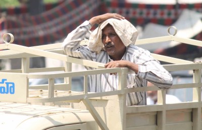 Srinagar hot at 33.6, Jammu humid at 31.2 Srinagar hot at 33.6, Jammu humid at 31.2