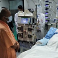 Yogi visits Kalyan Singh who remains critical