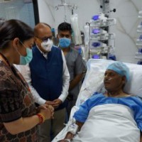 Smriti Irani visits Kalyan Singh in hospital