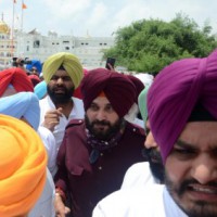 Amid standoff with Punjab CM, Sidhu shows solidarity, strength