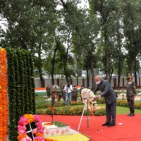 President pays homage to Kargil fallen heroes