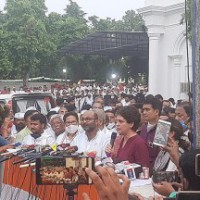 Priyanka calls off protest, blames UP govt for 'chaos'