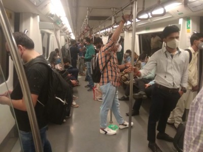 Delhi Unlocks: Metro passengers break rules on Day 1 Delhi Unlocks: Metro passengers break rules on Day 1