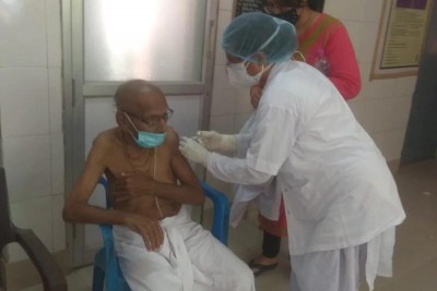 125-year-old man takes jab in Varanasi 125-year-old man takes jab in Varanasi