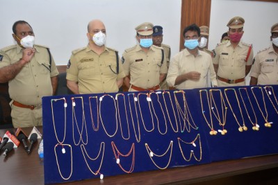 Duo involved in 19 chain snatchings arrested in Andhra Duo involved in 19 chain snatchings arrested in Andhra