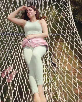 Shraddha Arya relaxes with Rishi Kapoor songs after a long day's shoot Shraddha Arya relaxes with Rishi Kapoor songs after a long day's shoot