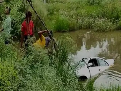 6 die in UP as car falls into ditch 6 die in UP as car falls into ditch