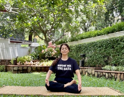 Juhi Chawla wears T-shirt with slogan 'show me the data' Juhi Chawla wears T-shirt with slogan 'show me the data'