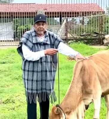 Dharmendra spends time at his Lonavala farmhouse Dharmendra spends time at his Lonavala farmhouse