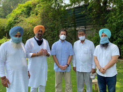 Rebel AAP MLAs meet Rahul Gandhi in Delhi, merge outfit Rebel AAP MLAs meet Rahul Gandhi in Delhi, merge outfit
