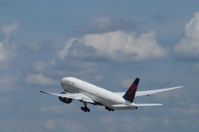 US man arrested after allegedly trying to breach cockpit US man arrested after allegedly trying to breach cockpit