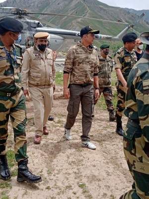 Akshay Kumar visits Tulail LoC area in J&K's Bandipora Akshay Kumar visits Tulail LoC area in J&K's Bandipora