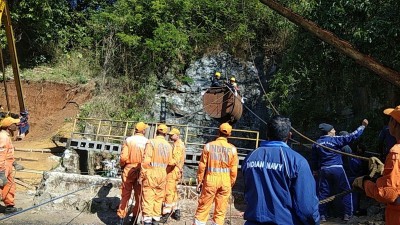Navy, NDRF operations on as 5 miners trapped in Meghalaya mine Navy, NDRF operations on as 5 miners trapped in Meghalaya mine