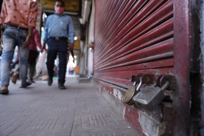 Lucknow traders defy curfew, open shops Lucknow traders defy curfew, open shops