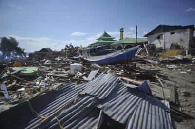 6.1-magnitude quake in Indonesia triggers small tsunami, damages houses 6.1-magnitude quake in Indonesia triggers small tsunami, damages houses