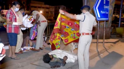 Bengaluru police distribute blankets to pavement dwellers Bengaluru police distribute blankets to pavement dwellers