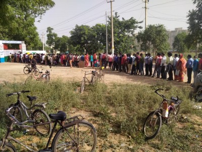 Gurugram: Long queues at vax centres as people wait for turn Gurugram: Long queues at vax centres as people wait for turn