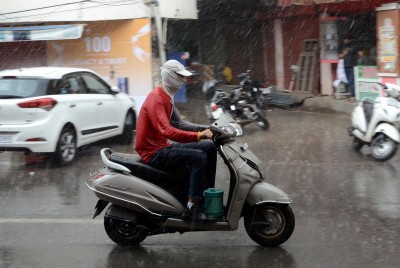 Heavy rains lash Lucknow, parts of UP Heavy rains lash Lucknow, parts of UP