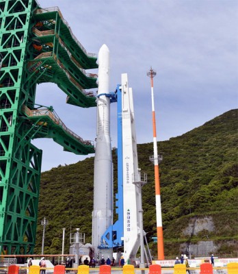 S Korea unveils homegrown space rocket for first time S Korea unveils homegrown space rocket for first time