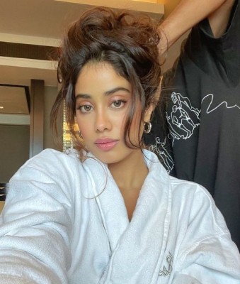 Janhvi Kapoor is 'cinnamon gurl' Janhvi Kapoor is 'cinnamon gurl'
