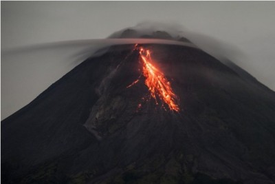 Indonesia's Mt. Merapi spews hot clouds up to 2 km Indonesia's Mt. Merapi spews hot clouds up to 2 km