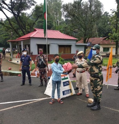 BSF returns B'desh teenager who strayed into India BSF returns B'desh teenager who strayed into India