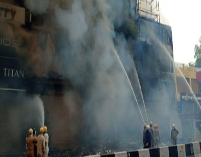 Massive fire breaks out in Delhi's Lajpat Nagar Market Massive fire breaks out in Delhi's Lajpat Nagar Market