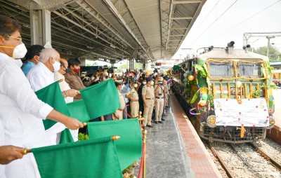 Karnataka CM flags off 'Kisan' Rail service to Delhi Karnataka CM flags off 'Kisan' Rail service to Delhi