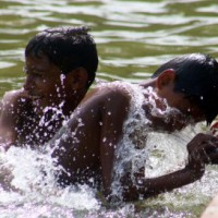 Sweltering in Delhi as mercury remains above 40