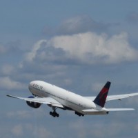 US man arrested after allegedly trying to breach cockpit