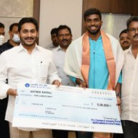 Andhra CM meets Tokyo Olympics bound state sportspersons
