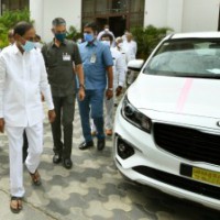 Telangana gifts 32 Kia Carnival cars to Additional Collectors