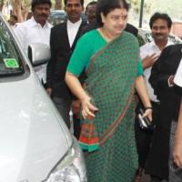AIADMK expels 17 leaders for having spoken to Sasikala