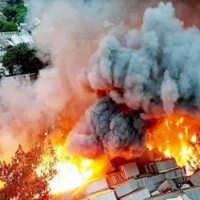 Massive fire rips through B'desh slum