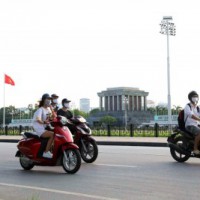 Hanoi resumes in-store services of restaurants, salons