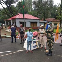 BSF returns B'desh teenager who strayed into India