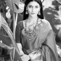 Shruti Haasan switches from sweatpants to saree for Insta post