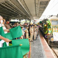 Karnataka CM flags off 'Kisan' Rail service to Delhi