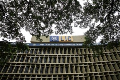 Investors lose Rs 1.2 lakh cr as LIC shares tumble 20% below issue price Investors lose Rs 1.2 lakh cr as LIC shares tumble 20% below issue price