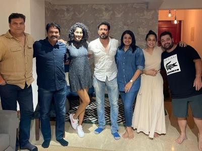 'CID' actors Daya, Abhijeet, Fredricks reunite for a get-together 'CID' actors Daya, Abhijeet, Fredricks reunite for a get-together
