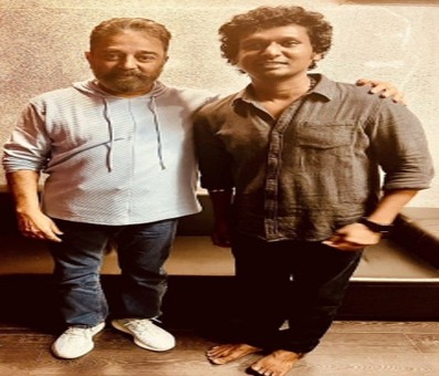 Kamal Haasan gifts car to 'Vikram' director Lokesh Kanakaraj Kamal Haasan gifts car to 'Vikram' director Lokesh Kanakaraj