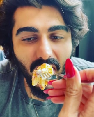 It's cake and love from Malaika as Arjun celebrates 37th b'day in Paris